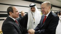 Sisi ve Erdoğan Katar’ın başkenti Doha’da, Dünya Kupası’nın açılışında liderlere verilen resepsiyonda el sıkıştı. 