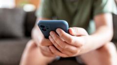 Starmer tells Apple and Google to ban nude images on children's phones