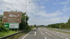 Arestio dyn ar ôl gwrthdrawiad rhwng car a beic modur elusen gwaed