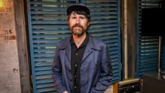 Opera newydd gan Gruff Rhys am Hedd Wyn yn 'ddigwyddiad pwysig'