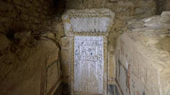 Каирдин түштүгүндөгү Саккара археологиялык казуу жайында жаңы табылган төрт көрүстөндүн бири