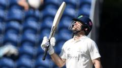 Carlson and Dickson lead Glamorgan to solid total against Leics