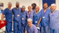 Группа врачей в операционной