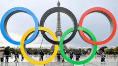 Aworan oka Olympics niluu Paris ti Eiffel Tower naa n hab labẹ rẹ.