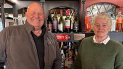 Traddodiad canu yn dychwelyd i dafarn yn Nyffryn Conwy