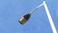 Man killed where street lights were broken, says report