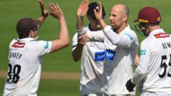 Bowlers dominate between Somerset and Essex