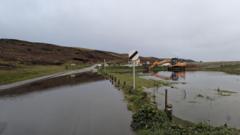 Llifogydd yn achosi problemau teithio yng Nghymru fore Mawrth