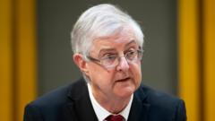 Drakeford yn galw am ddileu deddf yn dilyn dadl am wariant ar ganol trefi