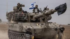 Tentara Israel dengan tank bergerak di dekat perbatasan Gaza pada 9 Oktober, dua hari setelah serangan Hamas terhadap Israel.