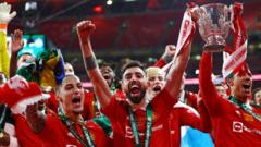 Abakinnyi ba Manchester United bishimira kwegukana igikombe cya Carabao