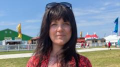 AS Reform yn dweud iddi gael ei beirniadu am fynd i'r Eisteddfod