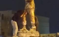 آنچه گذشت؛ معترضان مجسمه قاسم سلیمانی و پرچم جمهوری اسلامی را پایین کشیدند