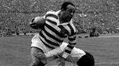 'Eicon' ac 'athrylith' rygbi'r gynghrair, Syr Billy Boston, wedi marw yn 92 oed