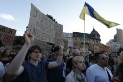 Zelensky announces new draft law on anti-corruption bodies after protests