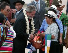 Lula recebe presente de boliviana no aeroporto