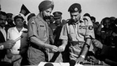 जनरल अरोरा यांच्यासमोर आत्मसमर्पण करताना पाकिस्तानचे जनरल नियाजी