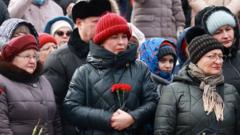Makiivka’da hayatını kaybeden askerler için yas tutanlar
