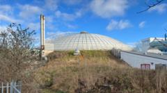 Leader vows to overcome leisure centre 'block'