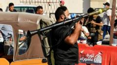 Petempur anggota Brigade Perdamaian mengusung sebuah granat berpeluncur roket di Baghdad, pada Selasa (30/8).