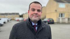 'Angen trafodaeth anodd a gonest' dros gau un o ysgolion uwchradd Môn