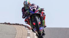 Hickman snatches Superbike pole at North West 200
