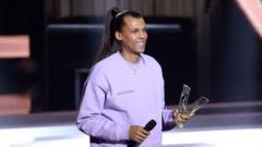 Stromae, aha yahabwaga igihembo cy'umuhanzi wahize abandi mu bagabo, aha ni i Paris mu Bufaransa, mu bihembo byo ku nshuro ya 38 bya "Les Victoires De La Musique"