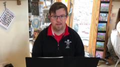Canu'r piano mewn cartrefi gofal i godi arian at Eisteddfod y Garreg Las