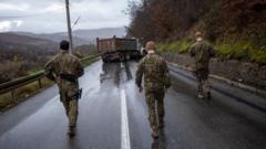 Kosovalı Sırplar, ülkenin kuzeyindeki sınır noktalarına giden yolları kamyonlarla kapadı 