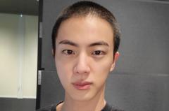 จิน โพสต์รูปถ่ายของตัวเองในทรงผมสั้นเกรียนก่อนที่จะเข้ากรมทหาร พร้อมข้อความว่า “น่ารักกว่าที่คิดไว้” 
