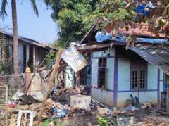 စစ်ကောင်စီဆီက ကောလင်းမြို့နယ်အတွင်း လက်နက်ကြီးပစ်ခတ်မှုကြောင့် ပျက်စီးနေတဲ့အိမ်တစ်လုံး