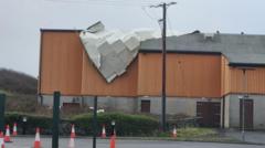 Miloedd heb bŵer a rhybuddion am lifogydd wrth i Storm Bram daro Cymru