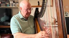 Cwnsela wedi helpu telynor i 'ffeindio'i ffordd allan o niwl galar'