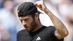 Brilliant Fearnley beats Moutet to reach Queen's quarter-finals