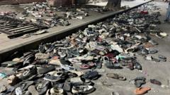 बंगळुरू चेंगराचेंगरी: स्टेडियमबाहेरची गर्दी नियंत्रणाबाहेर कशी गेली? परिस्थितीची भीषणता दाखवणारी छायाचित्रं