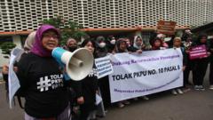 Sejumlah pengunjuk rasa dari Masyarakat Peduli Keterwakilan?Perempuani membentangkan spanduk saat berunjuk rasa di Kantor Badan Pengawas Pemilu (Bawaslu), Jakarta, Senin (8/4/2023).