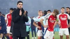 Mikel Arteta duke duartrokitur tifozët e Arsenalit pas humbjes në Ligën e Kampionëve ndaj PSG-së