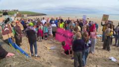 'Argyfwng' carthion yn y dŵr yn destun protest ar draws Cymru