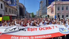 İzmir Büyükşehir Belediyesi'nde işçiler neden grevde, taraflar ne diyor?