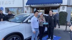 Andrew và Nikki Le nhận xe điện VinFast tại Los Angeles vào ngày 1/3/2023