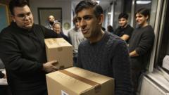 İngiltere Başbakanı Rishi Sunak da yardım çalışmalarına bizzat katıldı