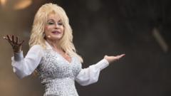 'Ro'dd Dolly Parton yn rhyfeddol' - atgofion y gantores Doreen Lewis ac eraill