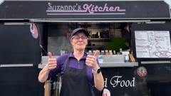 Sue yn cwrdd â'r byd o'i fan fwyd ar yr A55