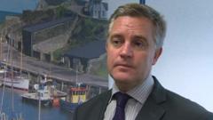 Cyn-gynghorydd yng Ngwynedd wedi ceisio 'dwyn arian' cyhoeddus