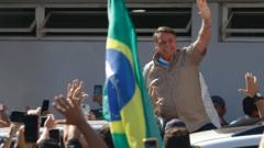 Bolsonaro sorrindo acena para apoiadores diantesite da blazer originalbandeira do Brasil