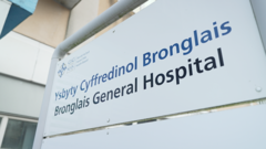 Posibilrwydd cadw uned strôc Ysbyty Bronglais wedi cynigion newydd