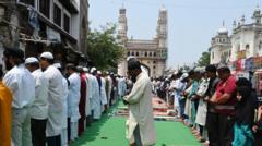 ভারতের হায়দ্রাবাদে মুসলিমদের ঈদের জামাত