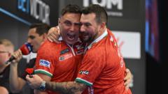 Gerwyn Price a Jonny Clayton yn colli yn ffeinal Cwpan Dartiau'r Byd