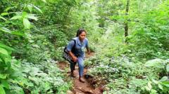 Guru honorer berjalan kaki 6km melintasi hutan dan sungai – 'Gaji tidak cukup tapi ini demi anak-anak'