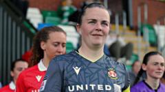 Y Gymraes gyntaf i sicrhau dwy drwydded A Uefa yn gobeithio ysbrydoli